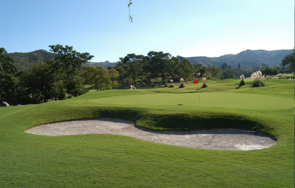 Una familia juega al golf junta en un campo de golf.