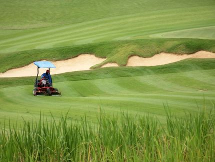 Una familia juega al golf junta en un campo de golf.