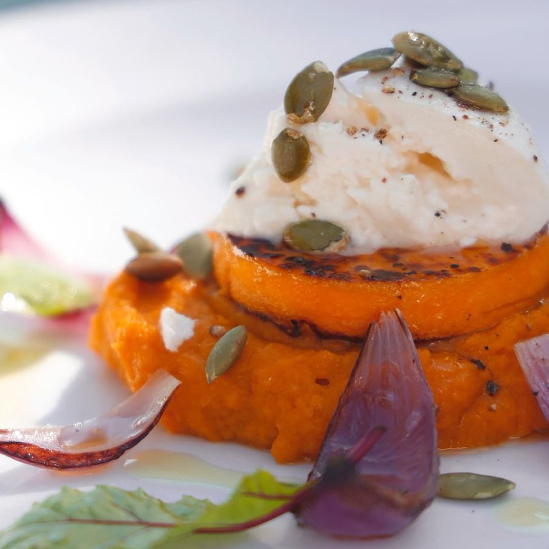 Un plato de comida con una bola de helado encima.