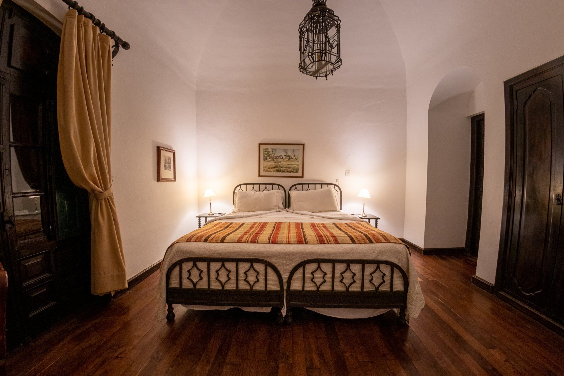 En medio de la habitación hay una cama grande.