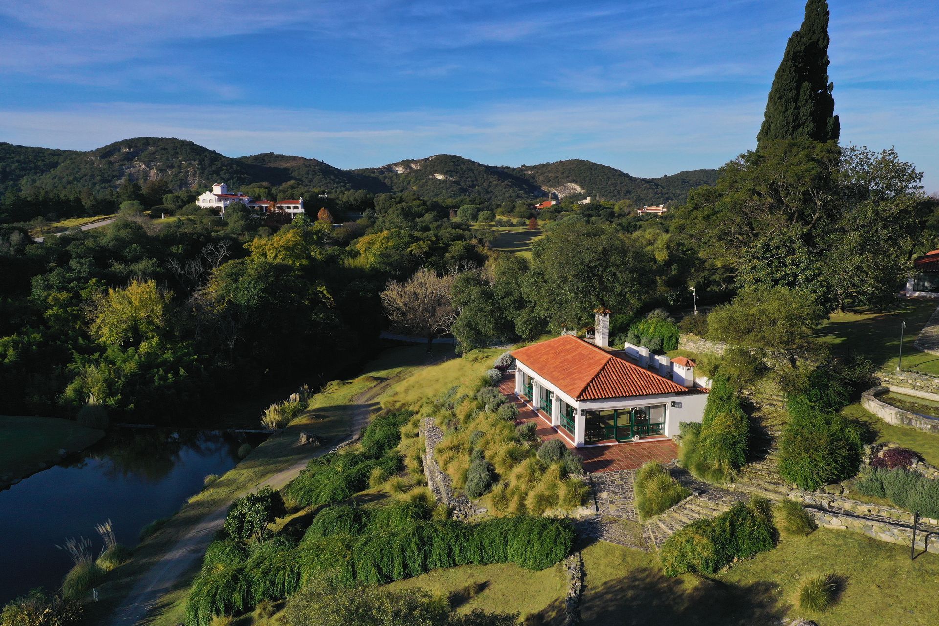 Una sala con filas de sillas y una pantalla de proyección.