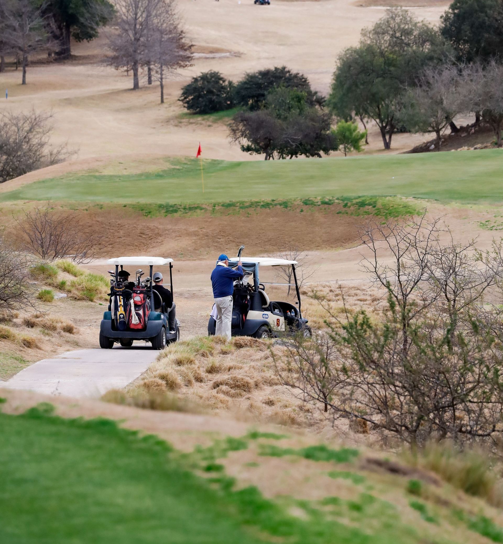 Una pequeña iglesia de piedra con una cruz encima.