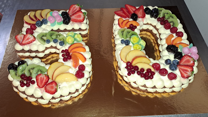 Torta con panna e frutta per festeggiare un cinquantesimo compleanno