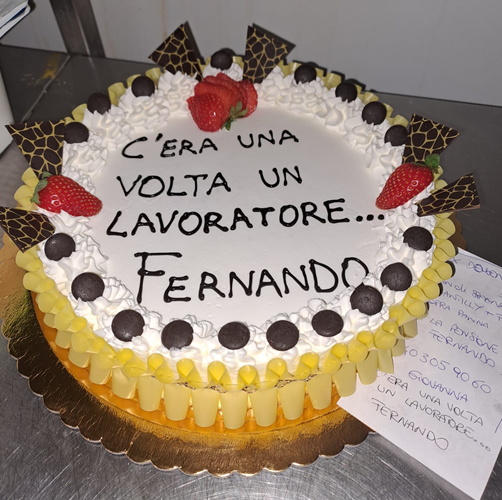 Torta con panna, gocce di cioccolato e fragole