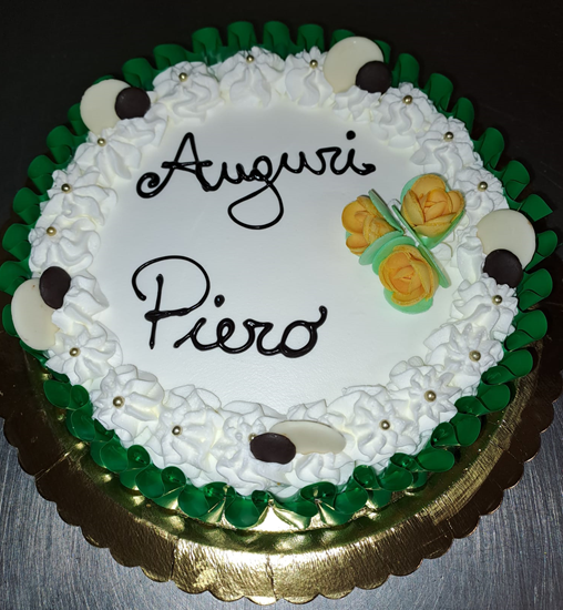 Torta con panna e guarnizione di fiori arancioni