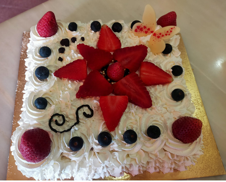 Torta con fragole e panna