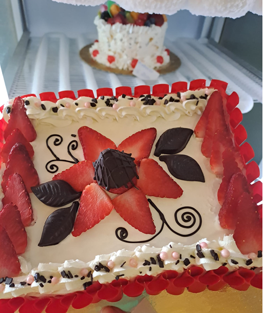 Torta guarnita con fragole