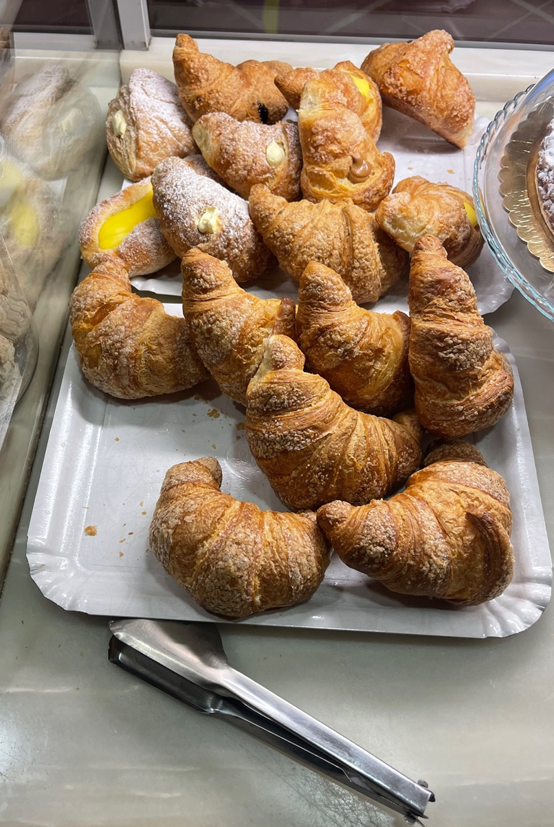 Cornetti appena sfornati in vari gusti