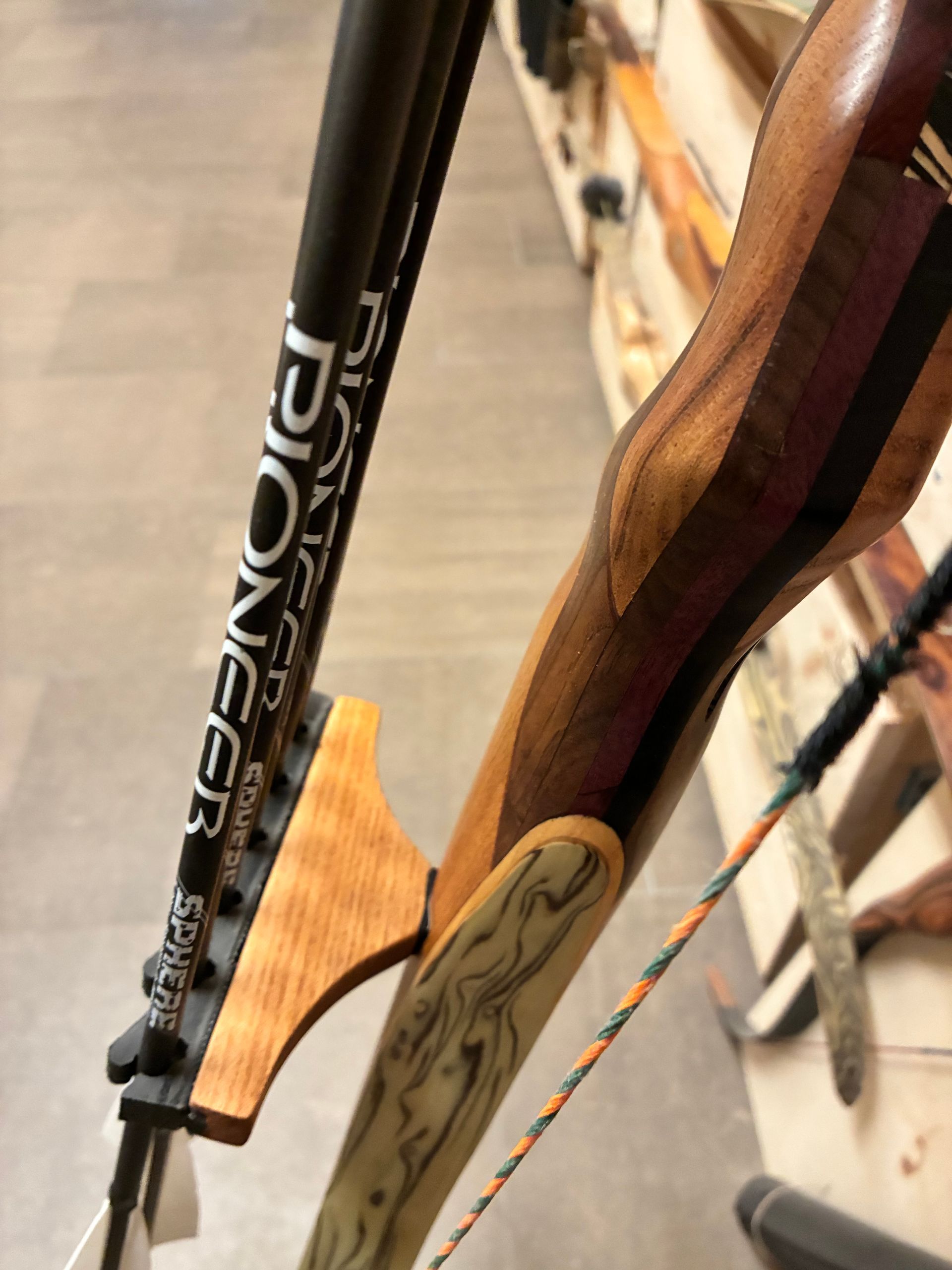 Langbogen mit Asterix-Comic innen, Griff Esche