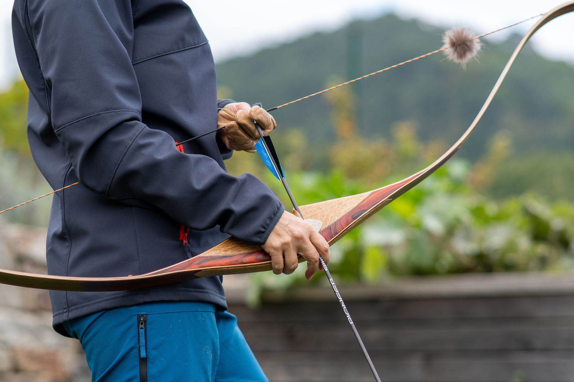 Langbögen unterschiedlicher Holzarten
