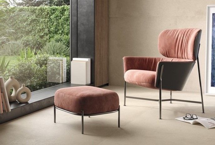 Altrosa Stuhl auf beigem Fliesenboden am Fenster