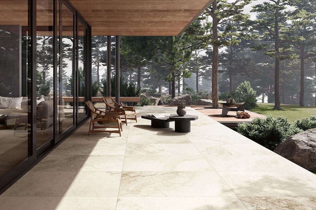 Terrasse mit hellen Fliesen