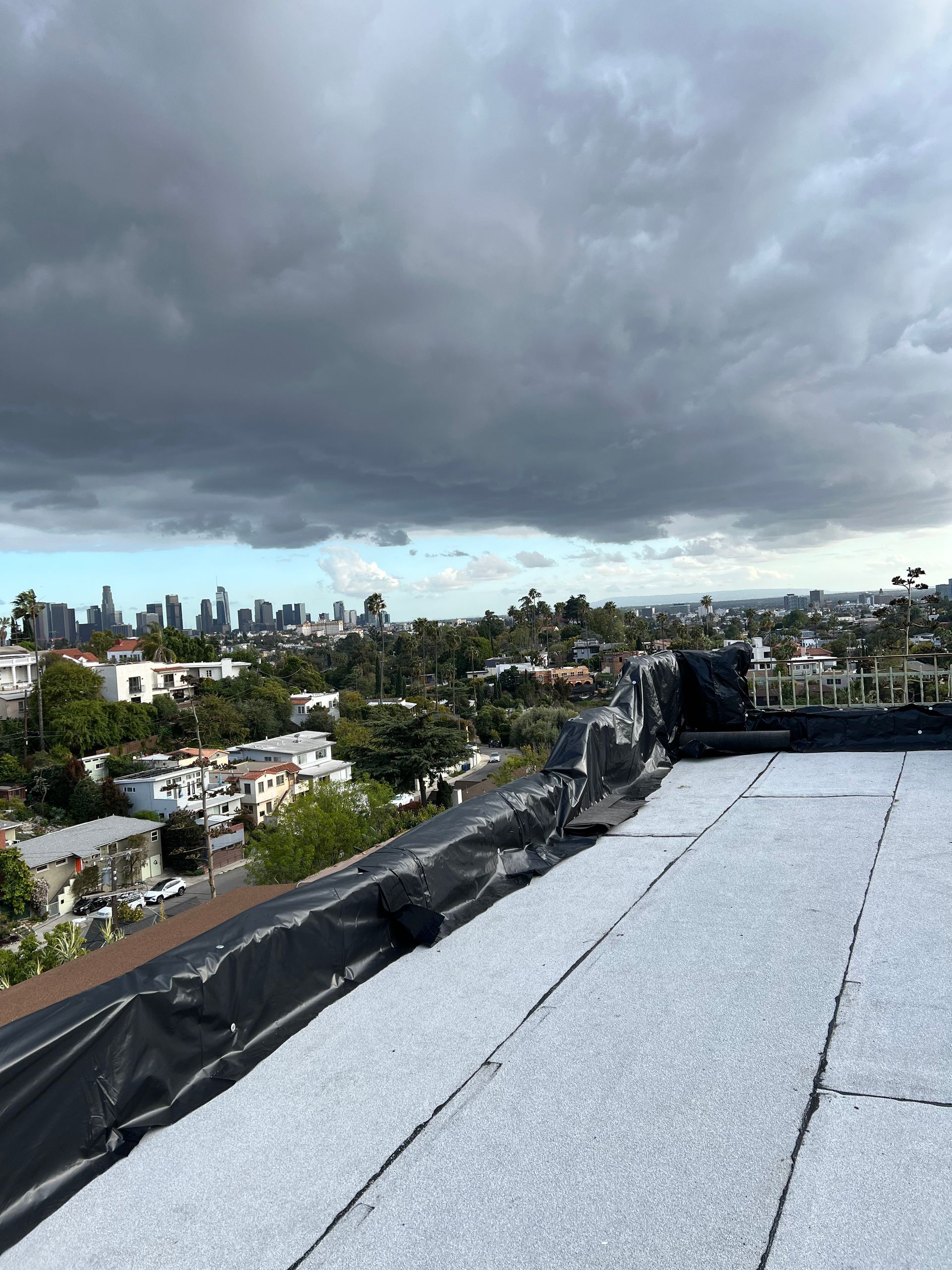 Un tetto con vista su una città e un cielo nuvoloso.