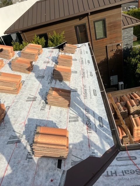 A roof with a lot of tiles on it that says seal ht