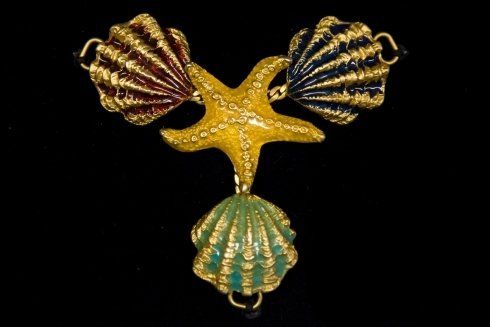 Gioiello con stella marina e conchiglie