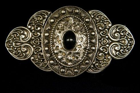 Fibbia lavorata con pietra nera