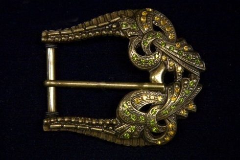 Fibbia con brillantini colorati