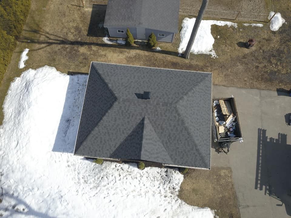 Une vue aérienne d'une maison avec un toit recouvert de neige