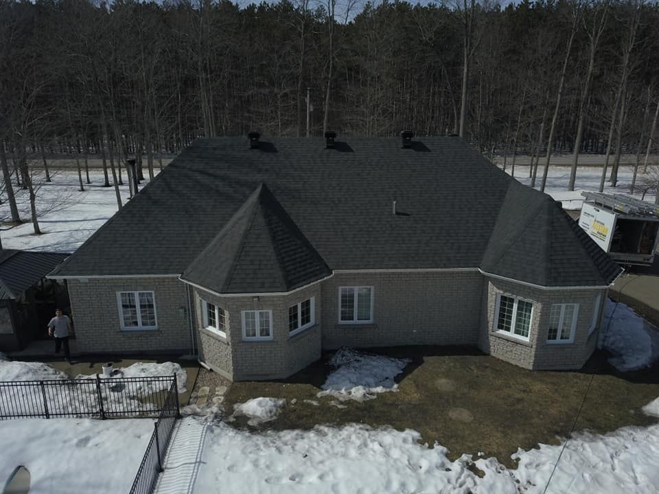 Une vue aérienne d'une maison au toit noir