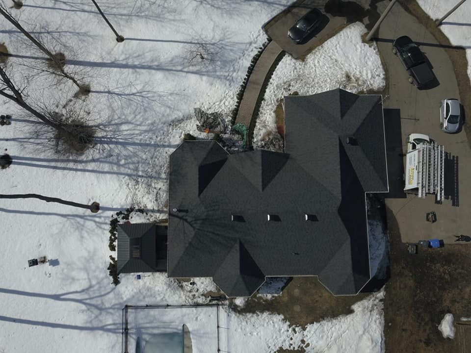 Une vue aérienne d'une maison sous la neige