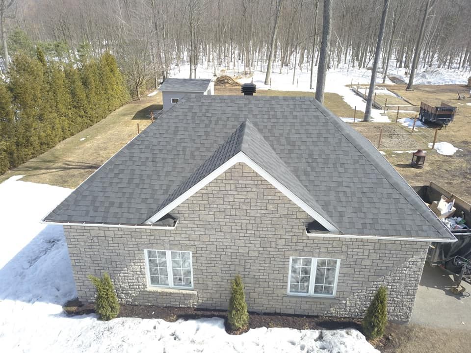 Une vue aérienne d'une maison en briques avec un toit gris