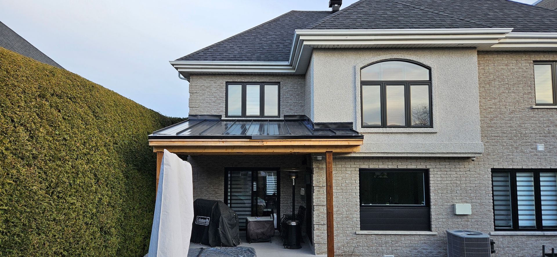 Une maison en briques avec un toit en cours de rénovation