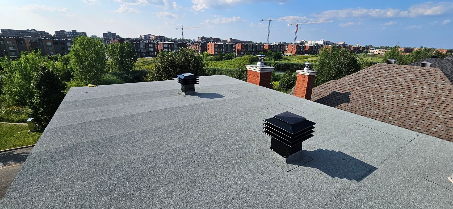 Il y a deux cheminées sur le toit d'une maison.