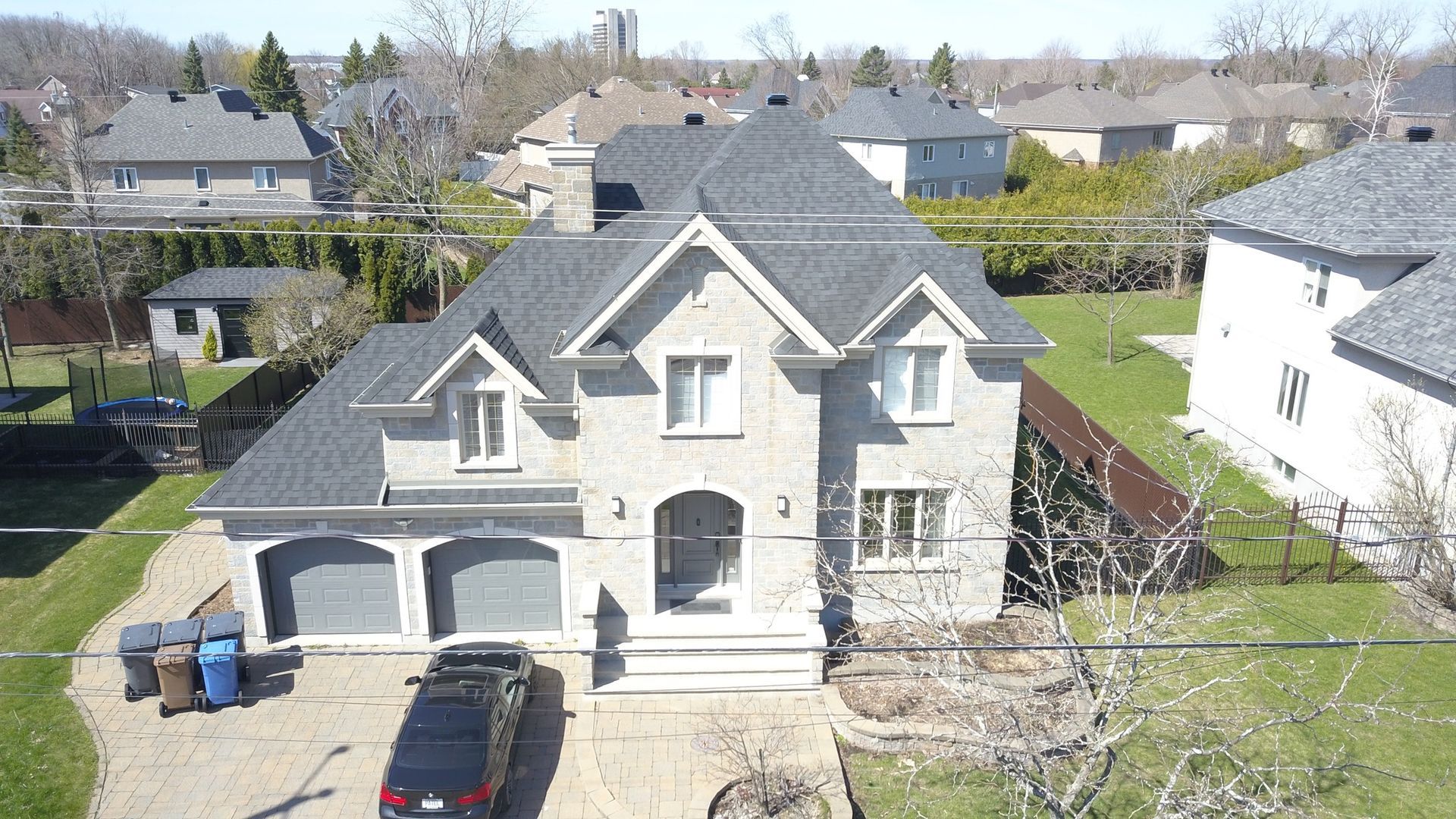 Une vue aérienne d'une maison avec une voiture garée devant