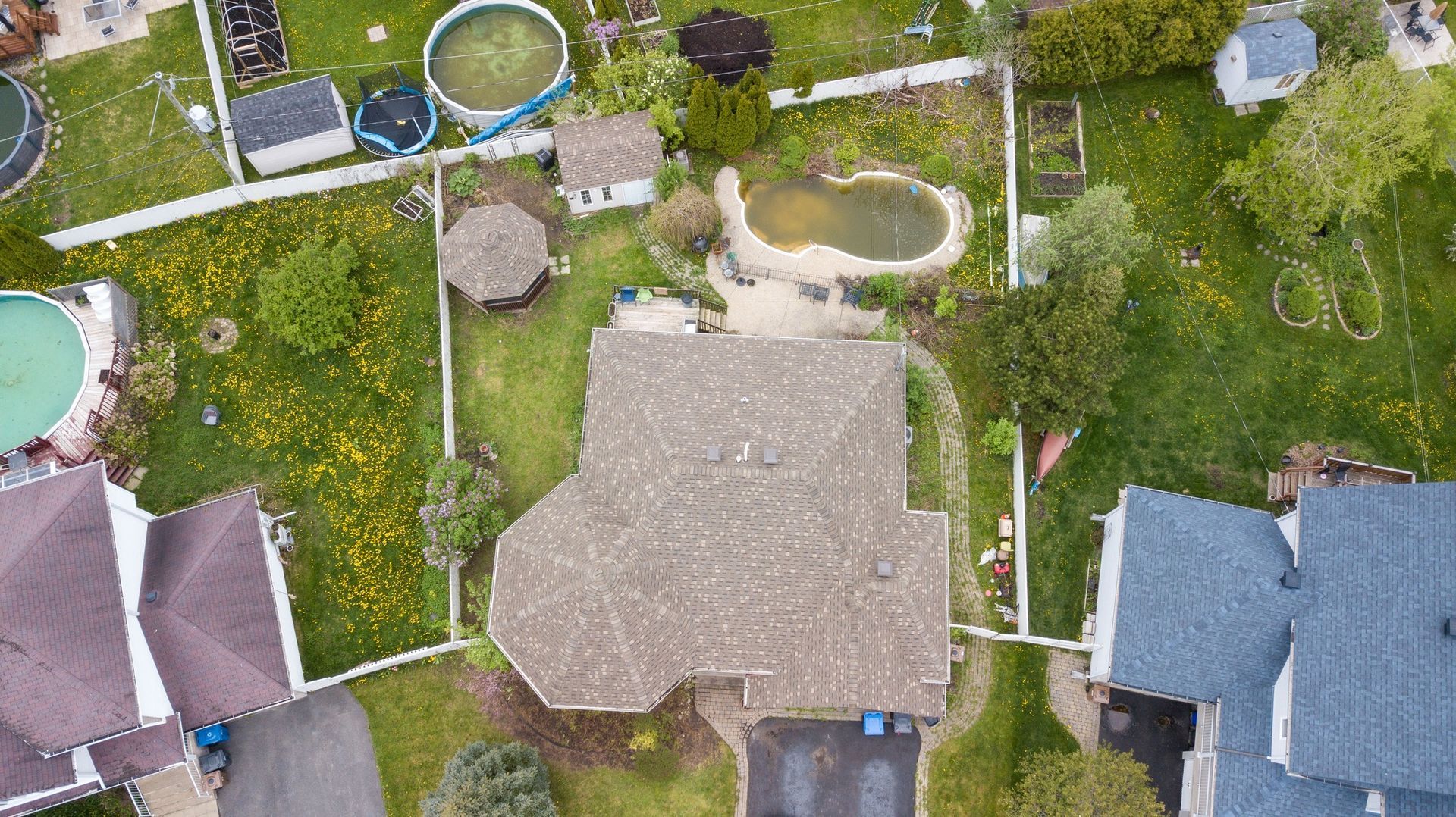 Une vue aérienne d'un quartier résidentiel avec des maisons et une piscine.