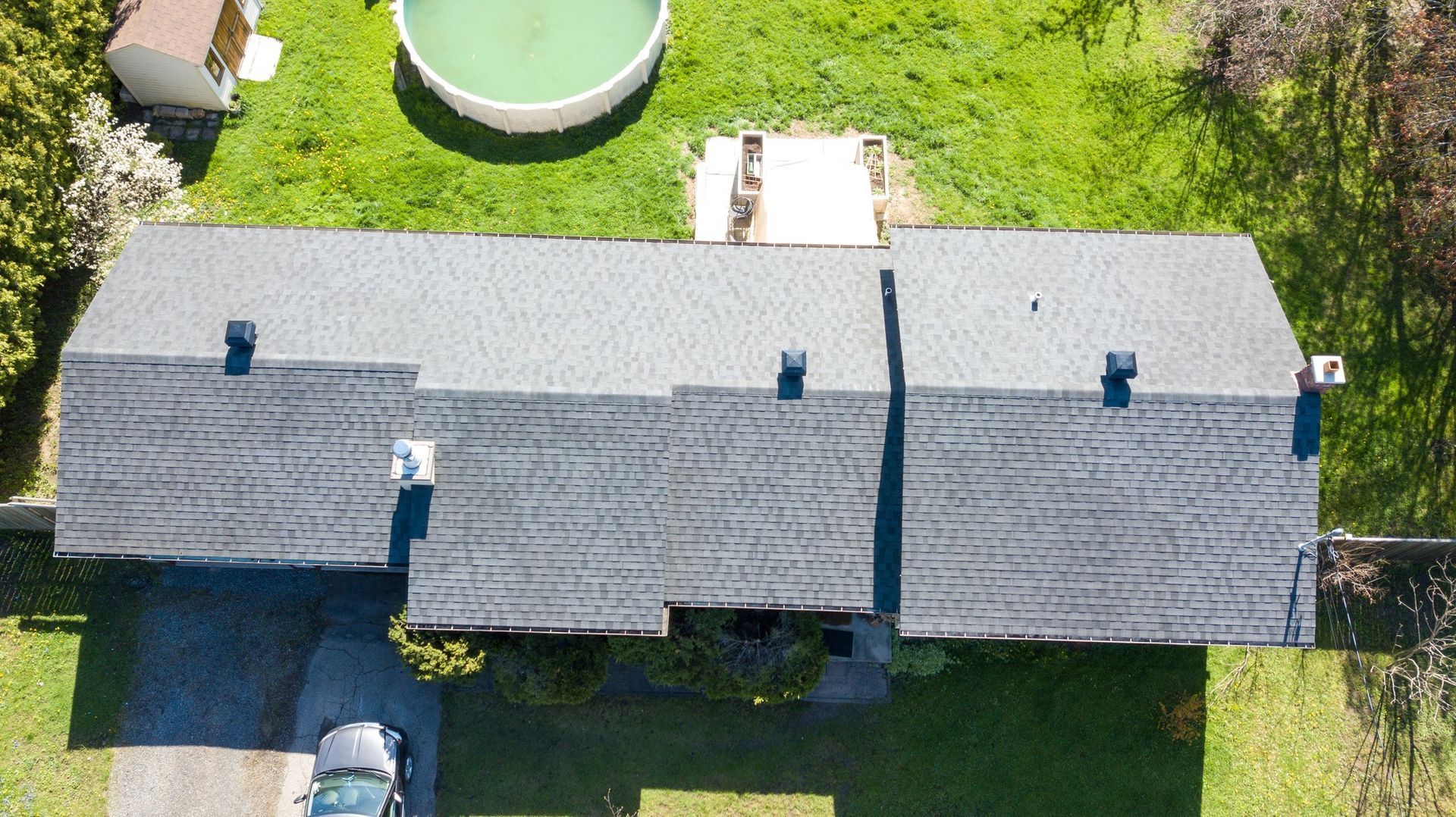 Une vue aérienne d'une maison avec une piscine dans l'arrière-cour