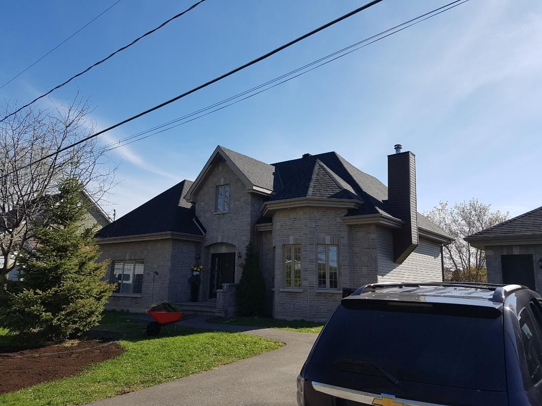 Une maison avec une voiture garée devant