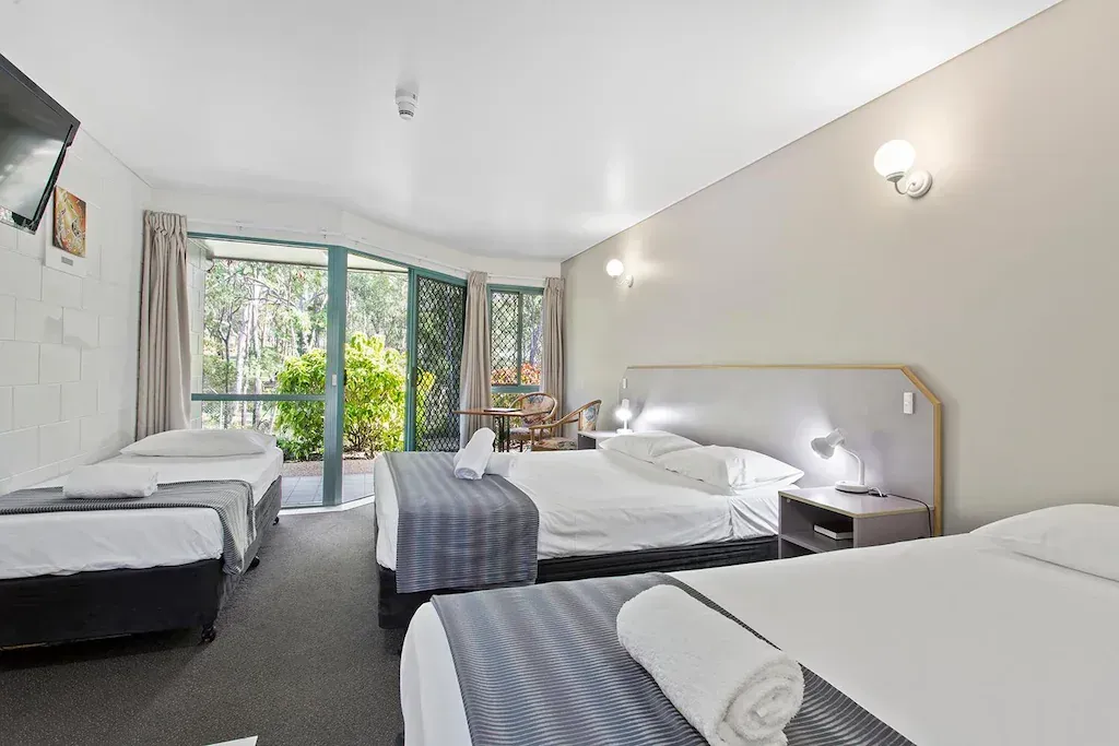 Bedroom With Bed — Capricorn Motel & Conference Centre In Parkhurst, QLD