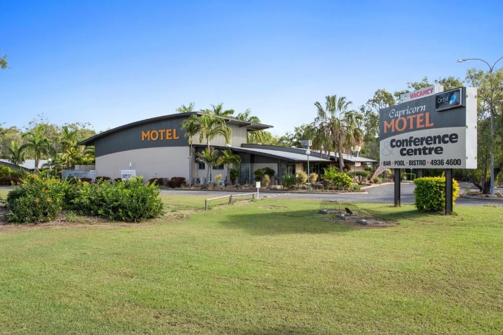 Comfort Motel With Sign On A Grassy Area; Building Is Beige With A Dark Roof — Capricorn Motel & Conference Centre In Parkhurst, QLD