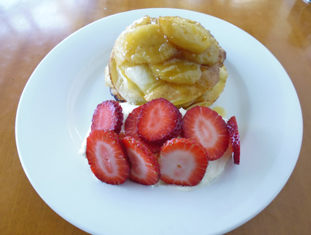Apple Tart With Sliced Strawberries — Capricorn Motel & Conference Centre In Parkhurst, QLD