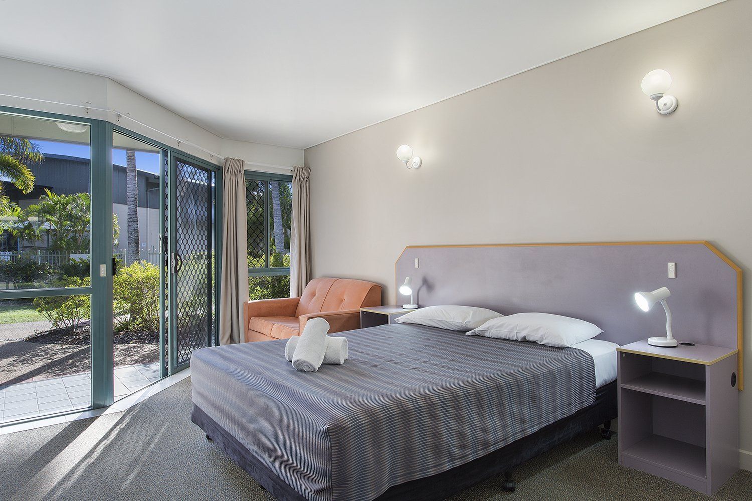 Bedroom With a Bed — Capricorn Motel & Conference Centre In Parkhurst, QLD