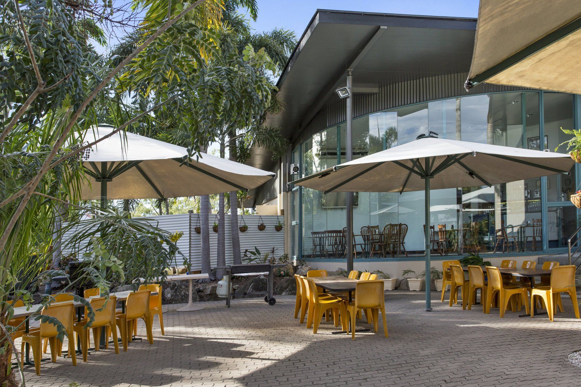 Outdoor Restaurant With Tables — Capricorn Motel & Conference Centre In Parkhurst, QLD