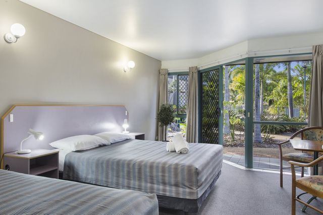 Bedroom With a Double and Single Bed — Capricorn Motel & Conference Centre In Parkhurst, QLD