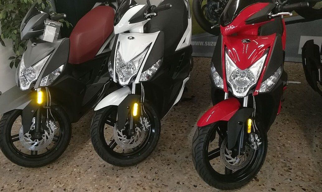 tre motoveicoli parcheggiati