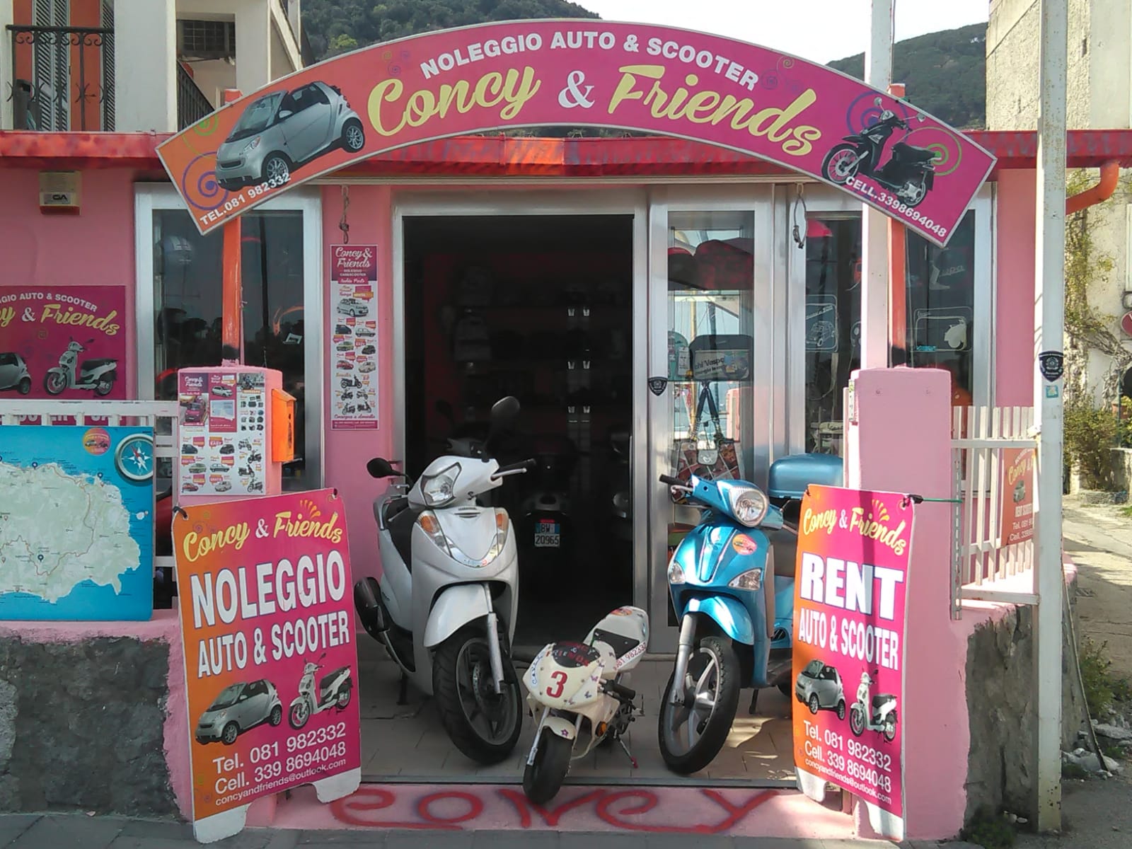 ingresso di agenzia di noleggio auto e scooter