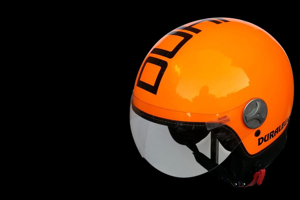 casco arancione con dettagli neri