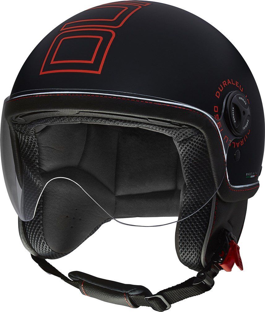 casco nero con dettagli rossi