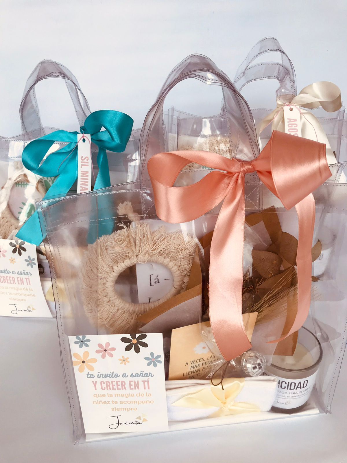 Una mesa cubierta con una variedad de regalos y velas.