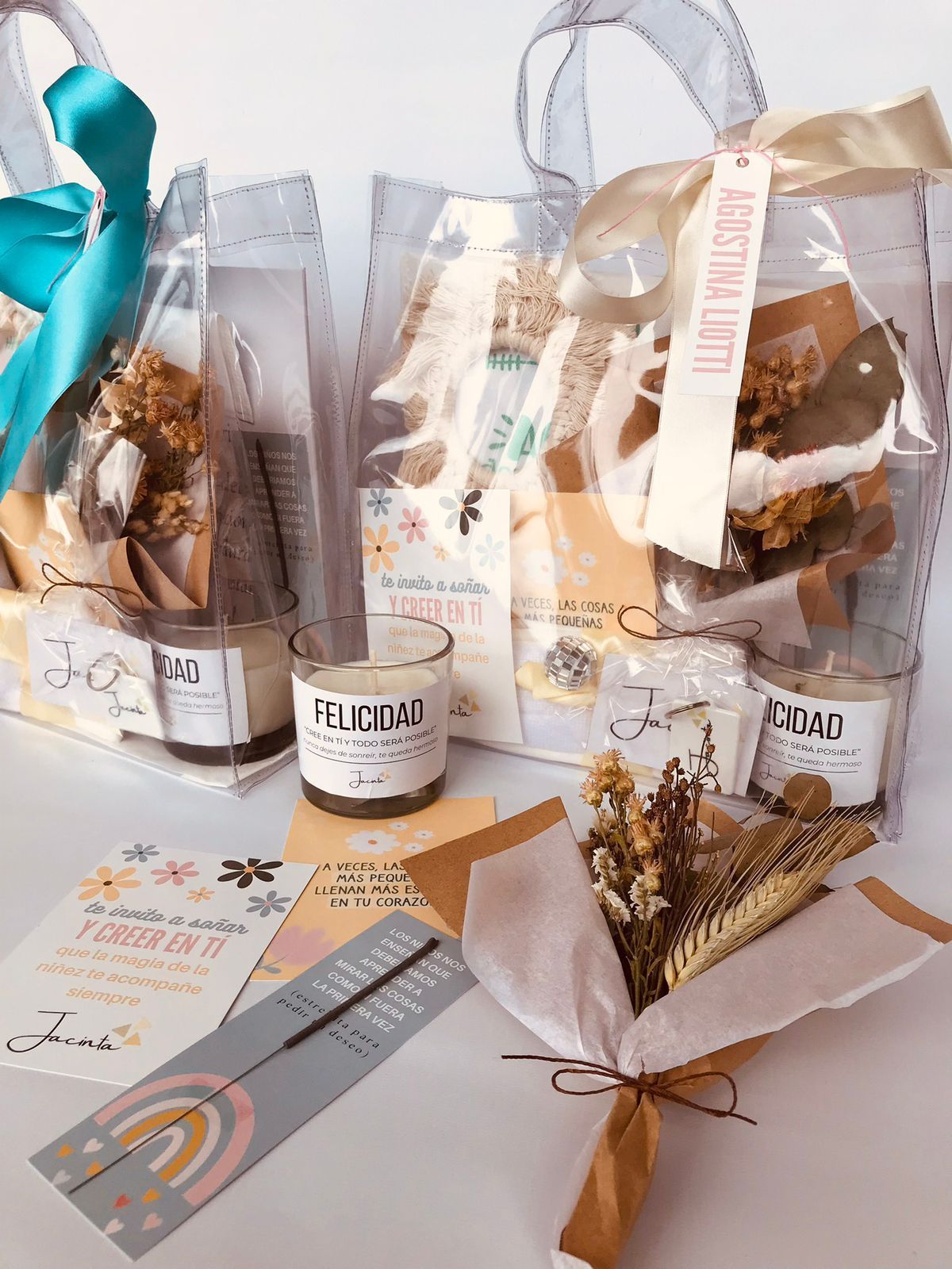 Una mesa cubierta con una variedad de regalos y velas.