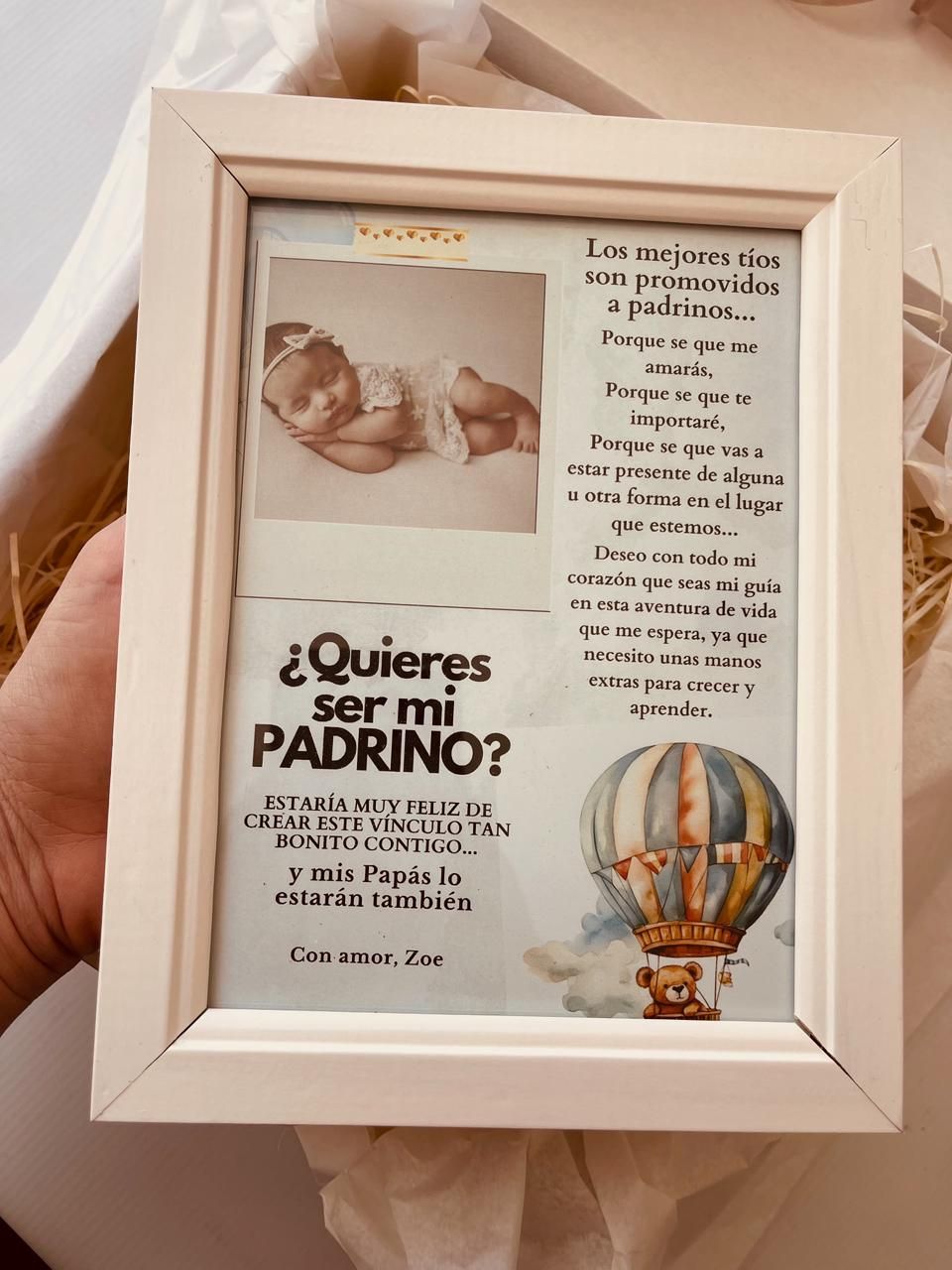 A person is holding a picture frame that says quieres ser mi padrino
