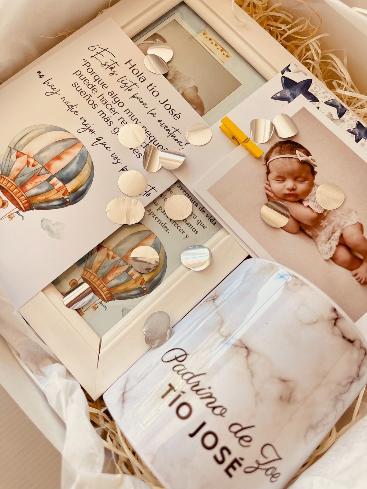 A person is holding a picture frame that says quieres ser mi padrino