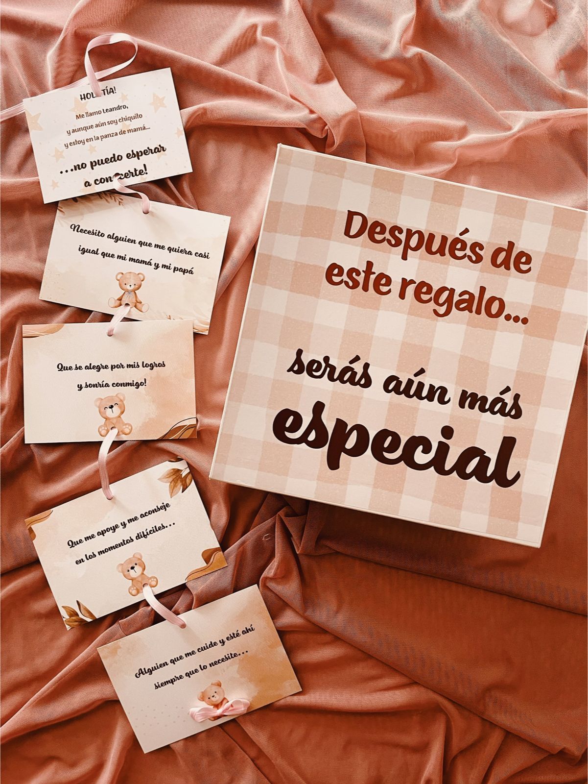 Un sobre negro con una tarjeta que dice padrino.