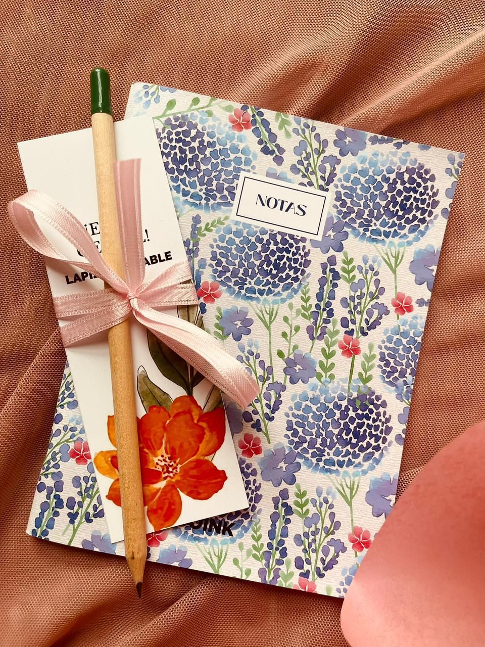 Una caja de regalo llena de una botella de vino, una vela y una caja de pasta.