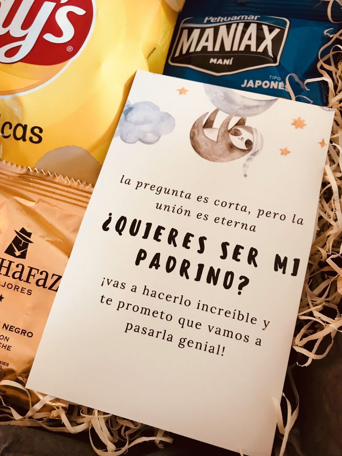 Una caja llena de patatas fritas Lays y cerveza Corona.