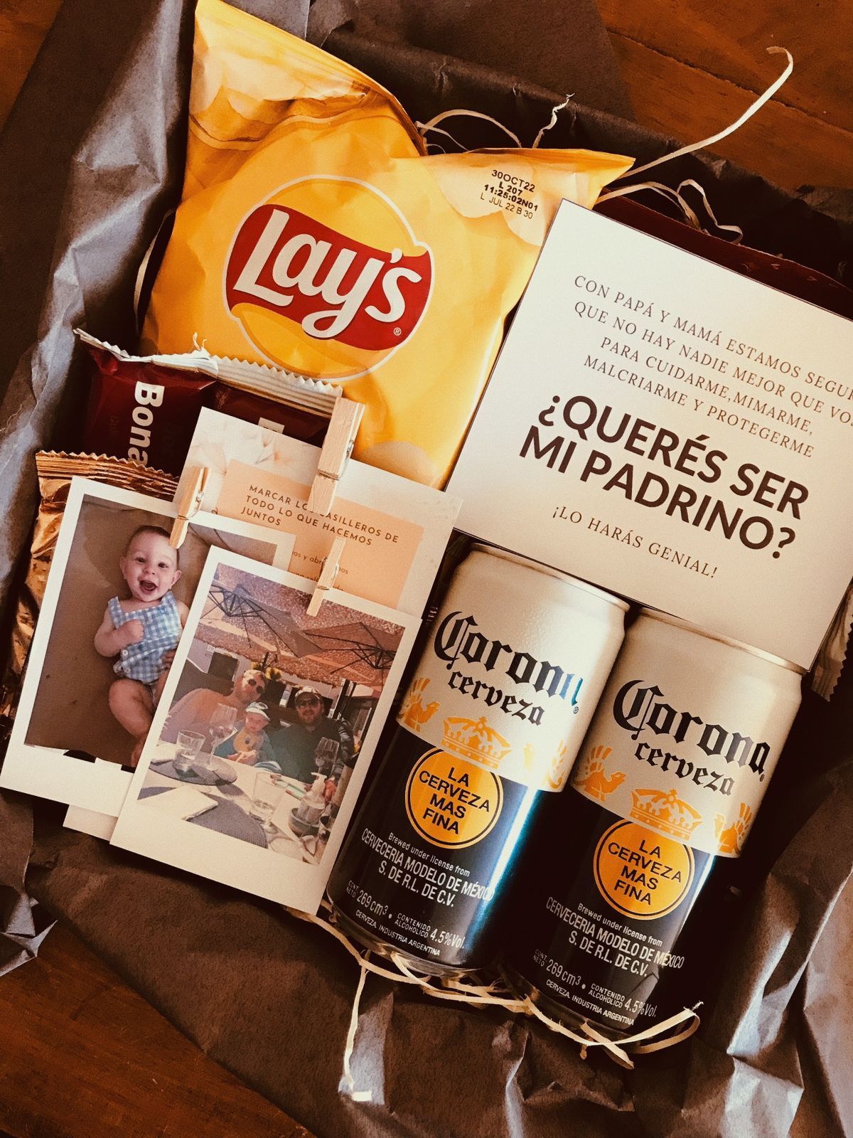 Una caja llena de patatas fritas Lays y cerveza Corona.