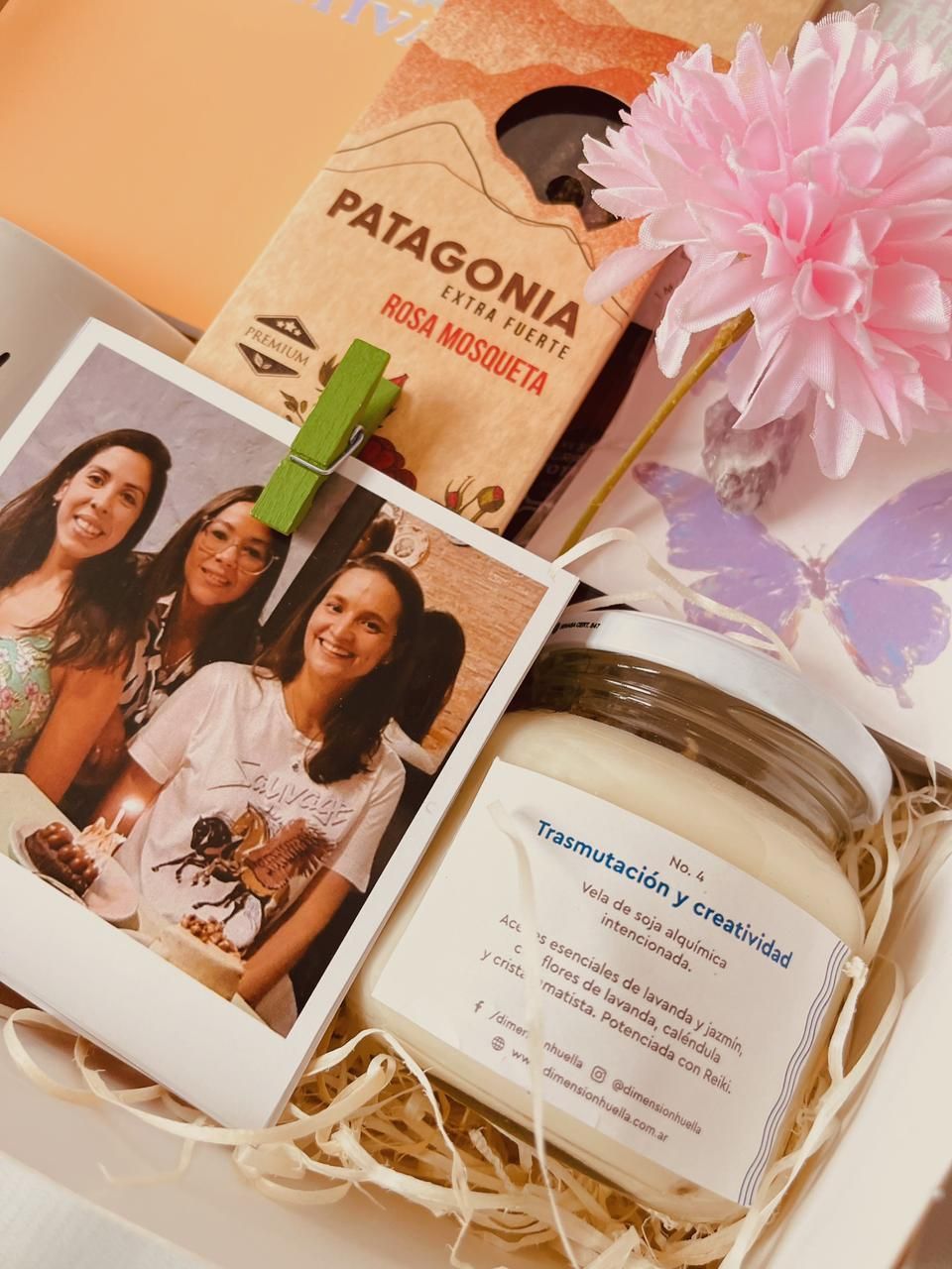 Una foto de tres mujeres junto a un frasco de vela patagonia.